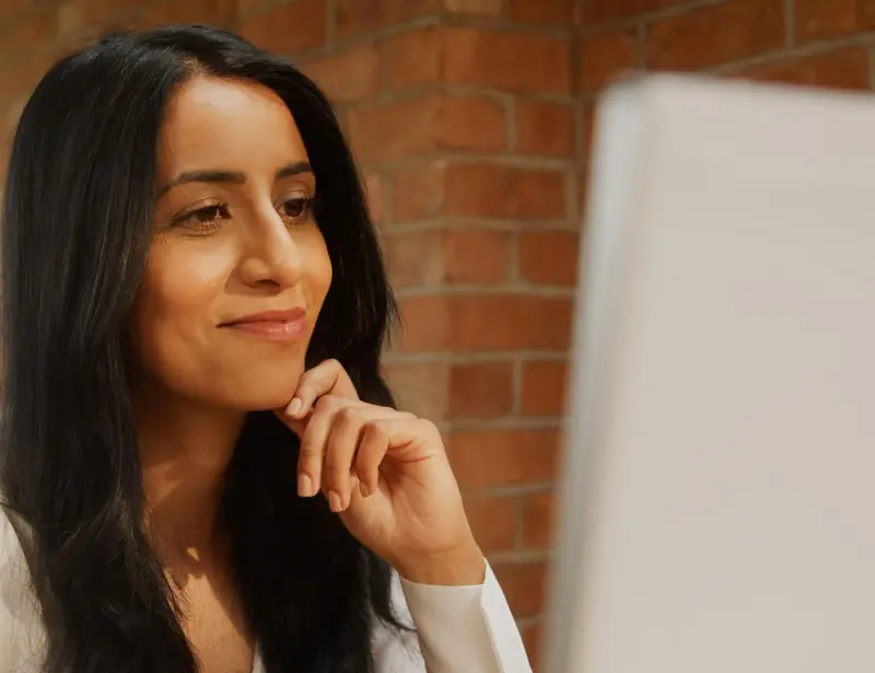 lady looking at computer screen